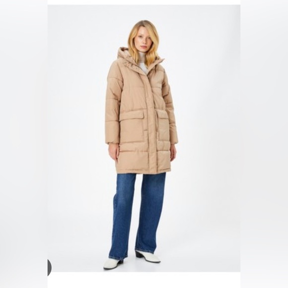 Hudson North coat from Hudson Bay co. - Picture 2 of 5
